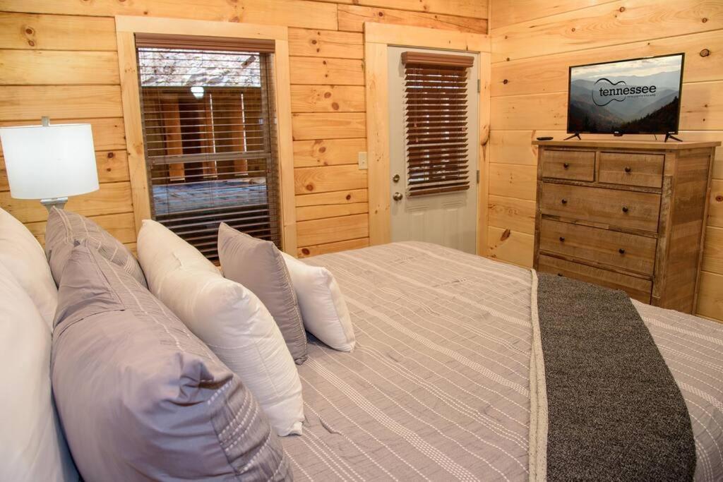 Spacious 2800 Sq Ft-Cozy Wood Cabin-New Build Pigeon Forge Buitenkant foto