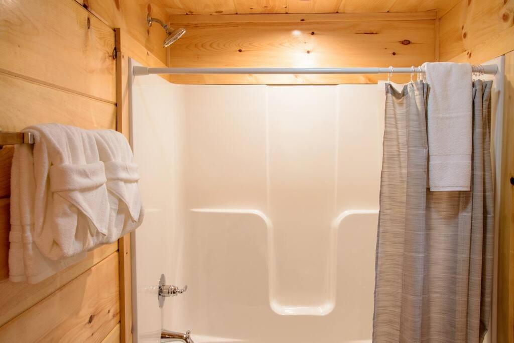Spacious 2800 Sq Ft-Cozy Wood Cabin-New Build Pigeon Forge Buitenkant foto