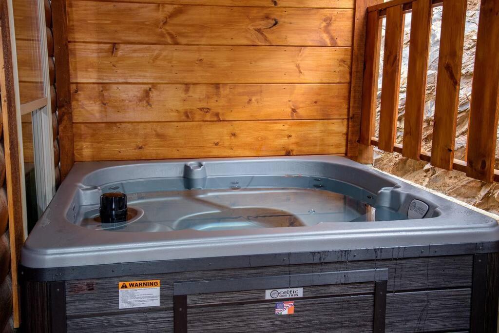 Spacious 2800 Sq Ft-Cozy Wood Cabin-New Build Pigeon Forge Buitenkant foto