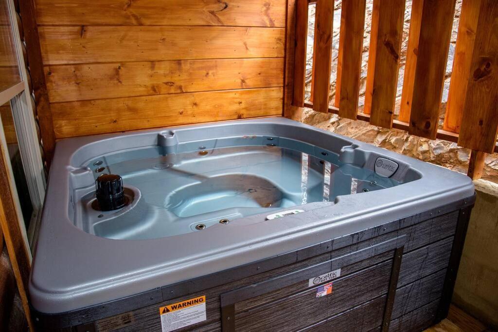 Spacious 2800 Sq Ft-Cozy Wood Cabin-New Build Pigeon Forge Buitenkant foto